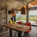 Aislamiento, Luxus Faház Villa *
