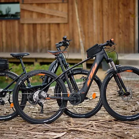 Aislamiento, Luxus Fahaz Zalaegerszeg