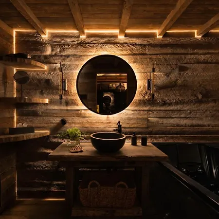 Aislamiento, Luxus Fahaz Villa *